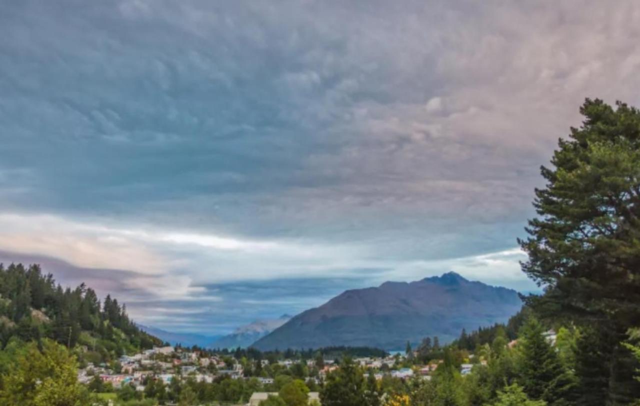 Hot Tub And Views Over Central Queenstown - Entire Holiday House Exterior foto