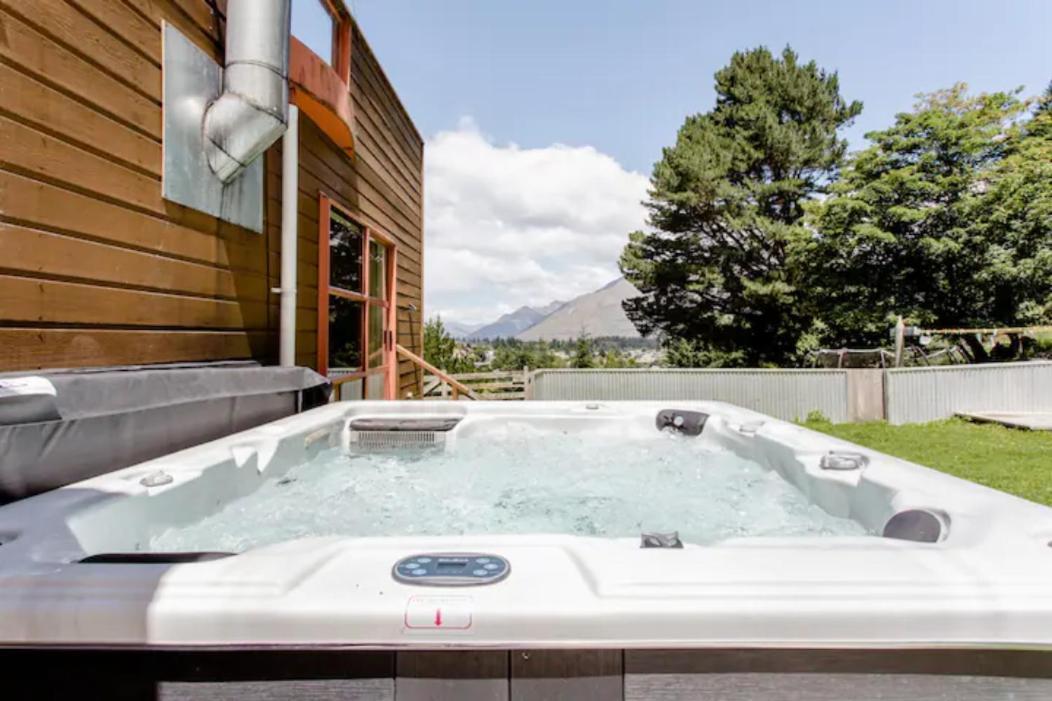 Hot Tub And Views Over Central Queenstown - Entire Holiday House Exterior foto