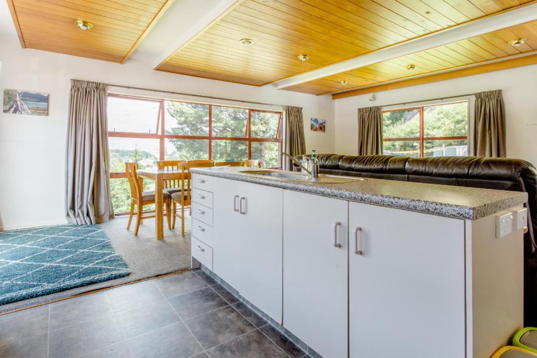 Hot Tub And Views Over Central Queenstown - Entire Holiday House Exterior foto